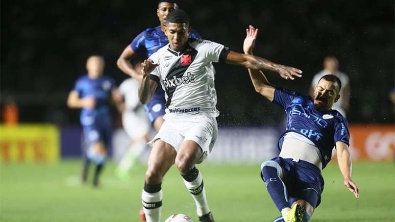 Raniel perdeu duas chances claras e foi vaiado pela torcida do Vasco contra o Londrina (Daniel Ramalho/Vasco)