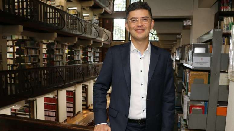 O pastor Valdinei Ferreira diz que o conservadorismo 'sequestrado' pelo 'reacionarismo autorit&aacute;rio'; ele recebe diversos fieis que deixaram de congrega&ccedil;&otilde;es bolsonaristas