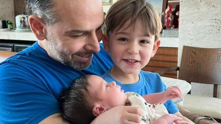 Para ajudar nos cuidados com as crian&ccedil;as, Rodrigo conta com a ajuda de uma rede de apoio