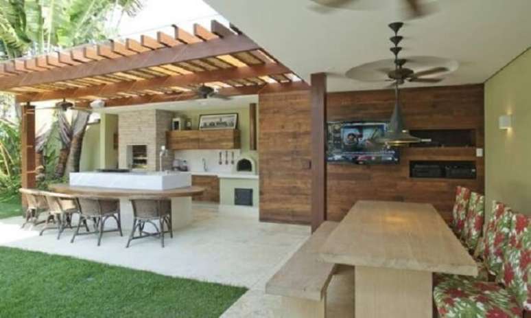 4. Ed&iacute;cula em L com churrasqueira, Tvs e aparelhos para recrea&ccedil;&atilde;o. Foto &ndash; Dcore Voce