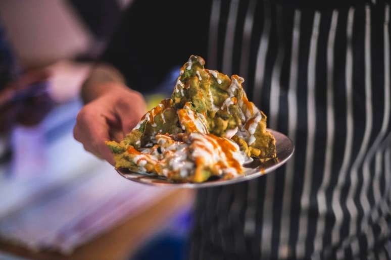 Pakoras de acelga com chutney de zanahoria