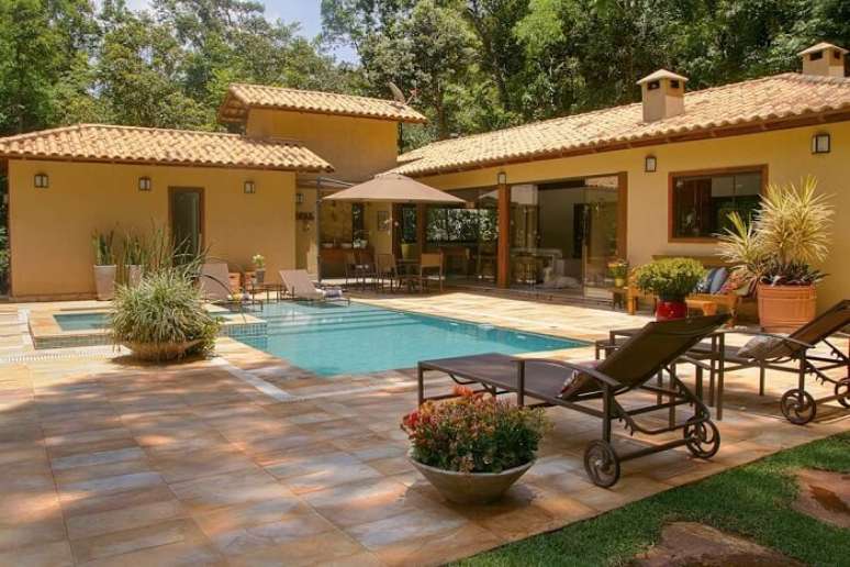 12. &Aacute;rea de lazer simples com ed&iacute;cula em L. Foto &ndash; Homify