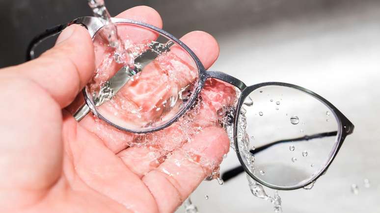 Como limpar óculos de grau