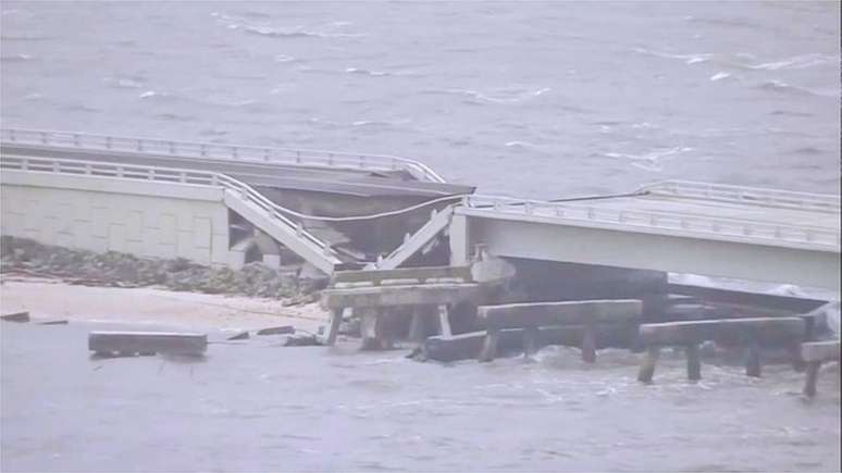 Várias pontes, que ligavam as várias ilhas da região de Fort Myers, desabaram