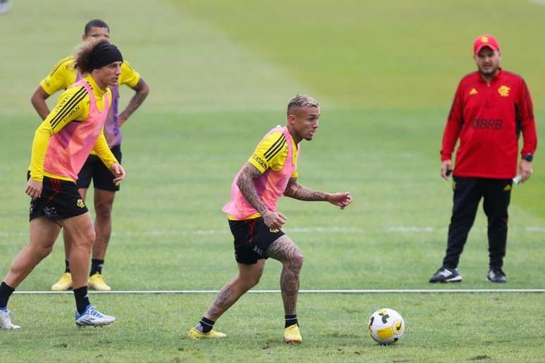 Elenco do Flamengo em atividade no Ninho do Urubu, nesta sexta-feira (Foto: Gilvan de Souza/Flamengo)