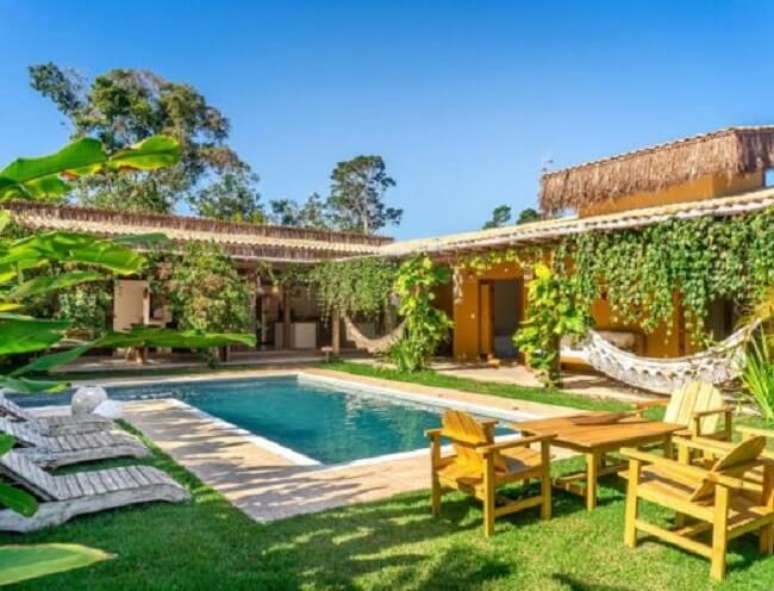 14. As trepadeiras deixam a ed&iacute;cula em L ainda mais charmosa. Foto &ndash; Holmy