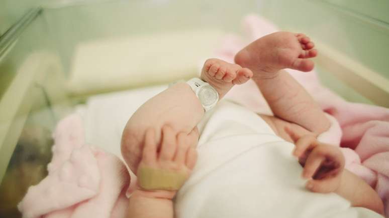 O m&eacute;todo &eacute; regulamentado pelo Conselho Regional de Medicina (CRM) que determina que a mulher que cede a barriga deve pertencer &agrave; fam&iacute;lia de um dos parceiros em parentesco consangu&iacute;neo at&eacute; o quarto grau (av&oacute;, m&atilde;e, irm&atilde;, tia, sobrinha ou prima) e precisa j&aacute; ter um filho