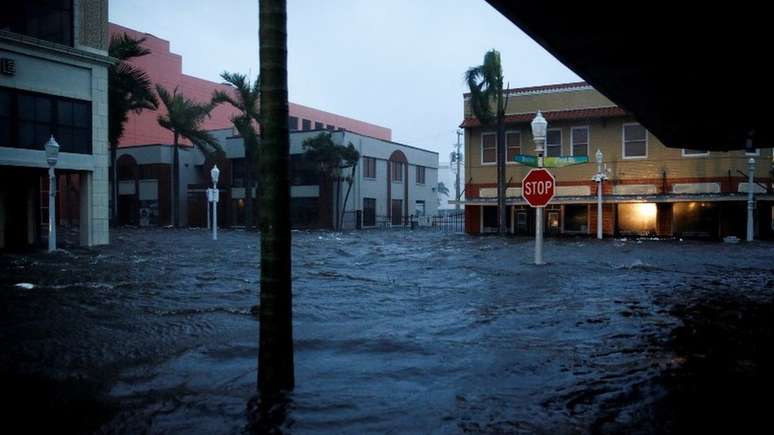 A área turística e comercial de Fort Myers sofreu graves inundações