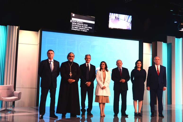Candidatos à Presidência da República posam para foto antes do início do debate