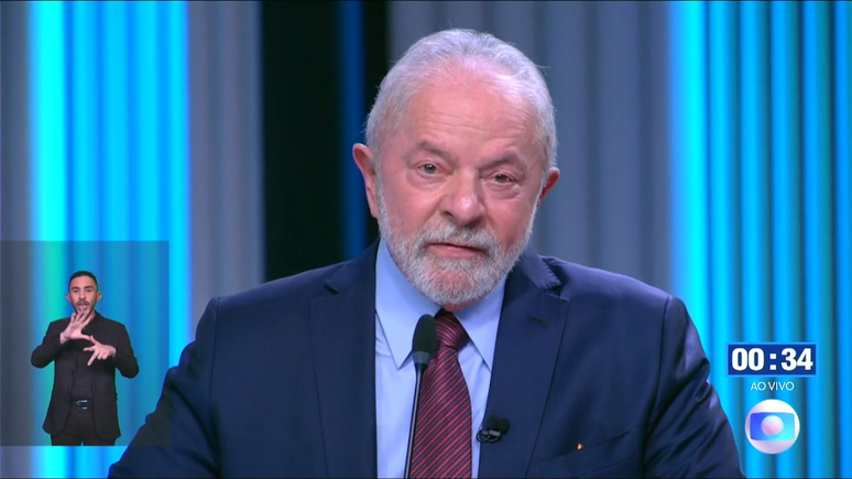 O ex-presidente e candidato à Presidência Luiz Inácio Lula da Silva (PT) se irritou ao ser interrompido várias vezes pelo candidato Padre Kelmon (PTB)