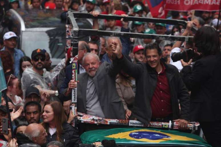 O ex-presidente Lula durante ato de campanha em São Paulo ao lado do candidato do PT ao governo, Fernando Haddad