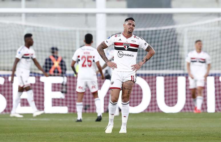 Jogadores do S&atilde;o Paulo lamentam gol do Del Valle