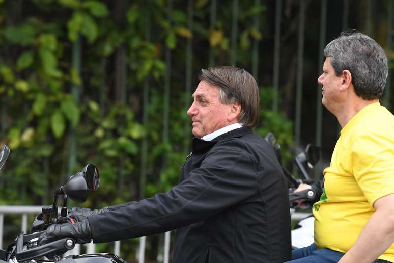 Jair Bolsonaro(PL) candidato à reeleição para a Presidência da República, Tarcísio de Freitas (REPUBLICANOS), candidato ao governo de São Paulo durante ato de campanha motociata em São Paulo, neste sábado, 1