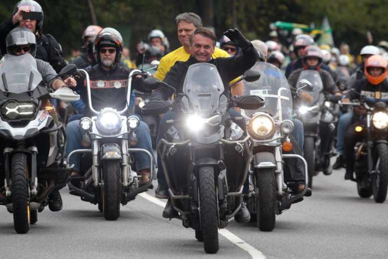 O presidente Jair Bolsonaro e o candidato do Republicanos ao governo, Tarcísio de Freitas, durante motociata neste sábado em São Paulo