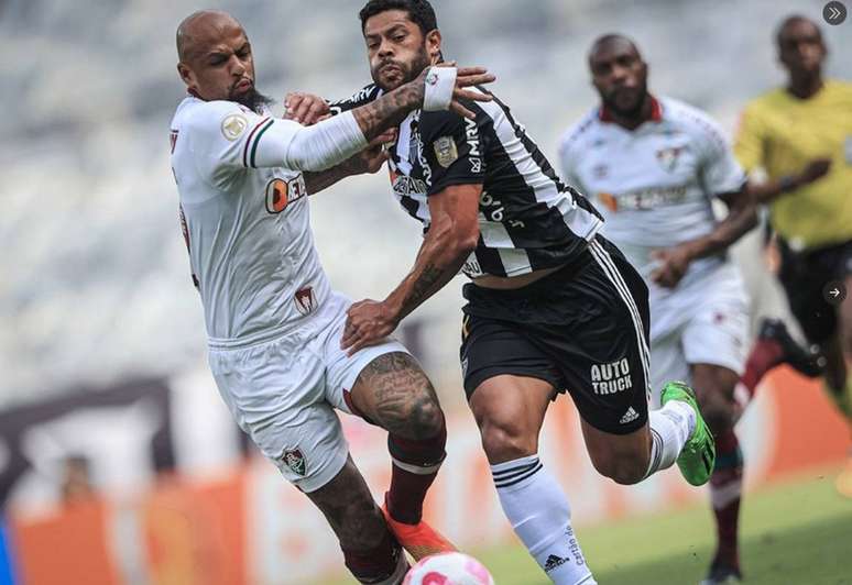 Jogador de homem feliz joga bola de basquete através da vitória na