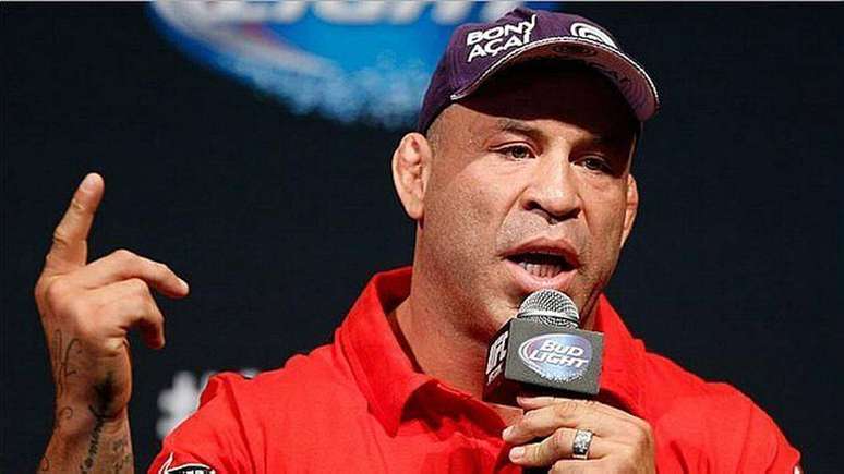 Wanderlei Silva se negou a realizar um exame surpresa antes da luta contra Chael Sonnen. Dias depois, em audiência na Comissão Atlética de Nevada, Silva explicou que estava usando diuréticos, que aumentam a eliminação delíquidos, devido a uma lesão no punho. O brasileiro, que se aposentou após o episódio,foi banido de lutar no Estado americano e multado em US$ 70 mil.