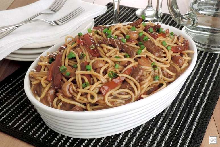 Uma receita com vinho simples, mas deliciosa, &eacute; o espaguete com carne ao vinho &ndash; Foto: Guia da Cozinha