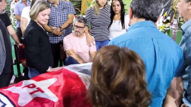 Vel&oacute;rio do guarda municipal morto durante anivers&aacute;rio de 50 anos com uma festa decorada com fotos de Lula e s&iacute;mbolos do PT