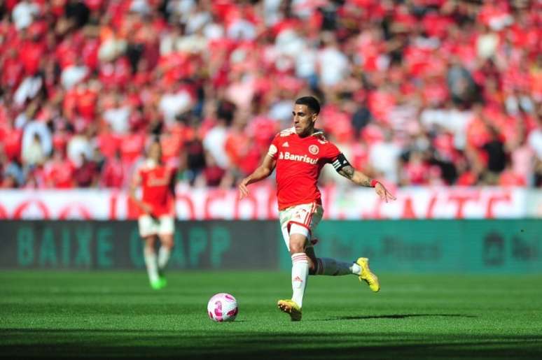 Jogador é titular da equipe de Mano Menezes (Foto: Divulgação/SC Internacional)