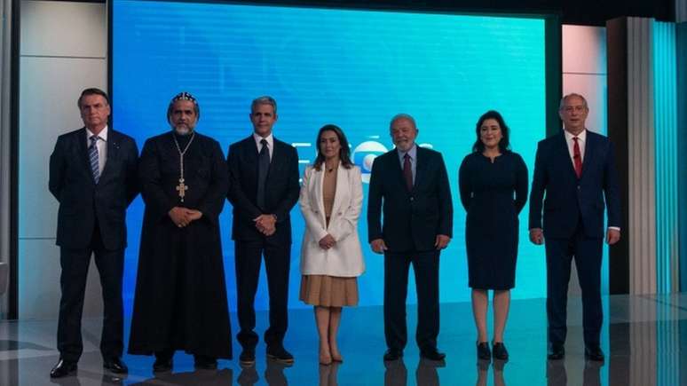 Candidatos à presidência lado a lado em debate da Globo; primeiro turno de eleição histórica acontece nesse domingo (02/10)