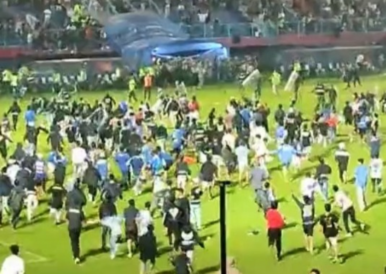 Confusão em jogo na Indonésia resulta em pelo menos 127 mortes (Foto: Reprodução/Twitter)