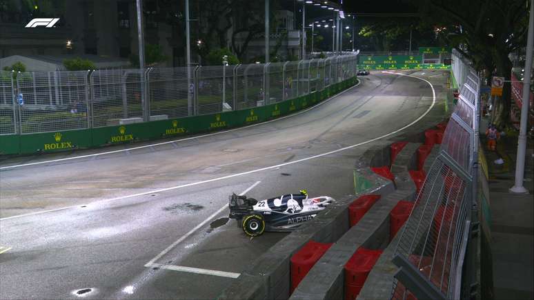 Yuki Tsunoda bateu e abandonou o GP de Singapura 