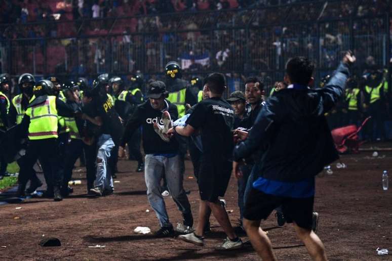 Tragédia no futebol da Indonésia resulta em mais de 100 mortos (STR / AFP)