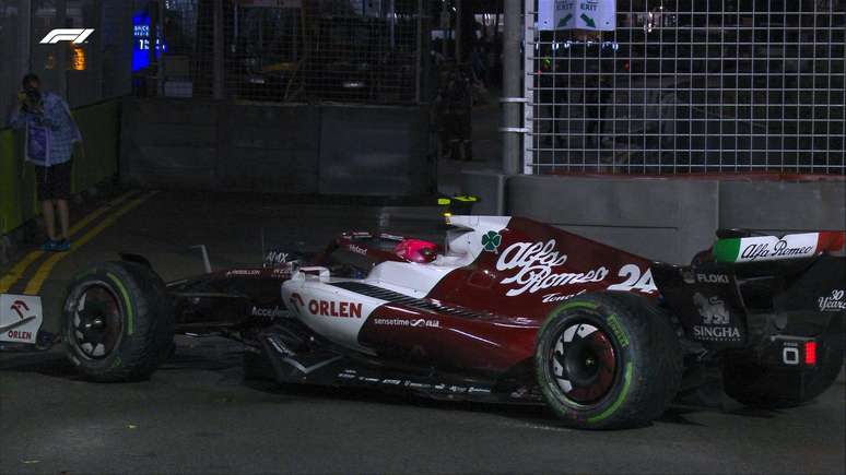 Guanyu Zhou se envolveu numa batida com Nicholas Latifi e acabou abandonando o GP de Singapura 