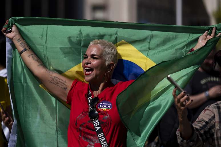 Eleitores brasileiros comparecem em peso a votação em Portugal