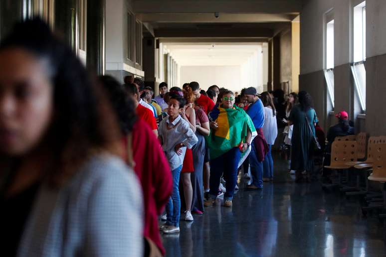 Brasileiros aguardam para votar em Lisboa, Portugal