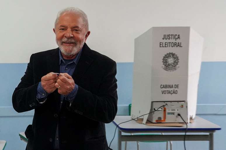 Lula vota em São Bernardo do Campo: "País precisa recuperar o direito de ser feliz"