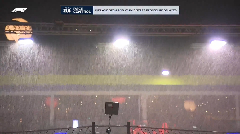 Chuva atrasa largada da F1 em Marina Bay 