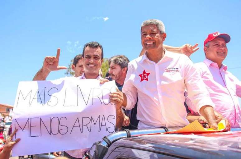 Imagem mostra Jerônimo Rodrigues, candidato do PT ao governo na Bahia, em ato de campanha no último dia 28