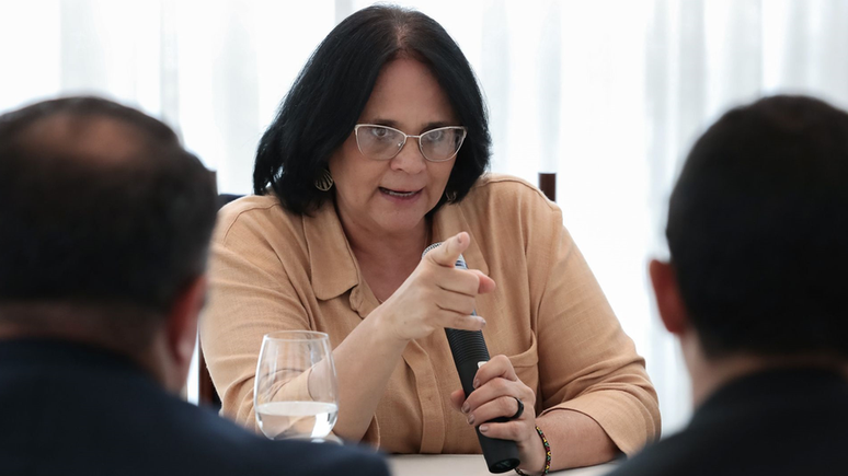 Em menos de dois anos de gest&atilde;o, Damares foi de assessora parlamentar a estrela do bolsonarismo