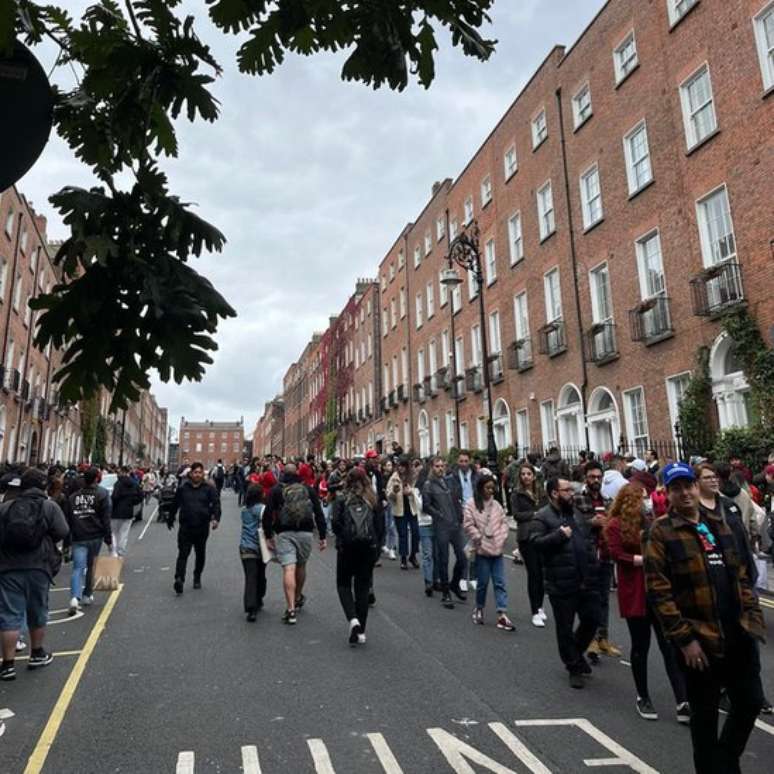 Brasileiros ficaram cerca de duas horas na fila em Dublin para votar