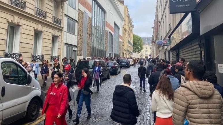 Em Paris, eleitores foram avisados de que a votação deve ir além do horário previsto de 17h (horário local).