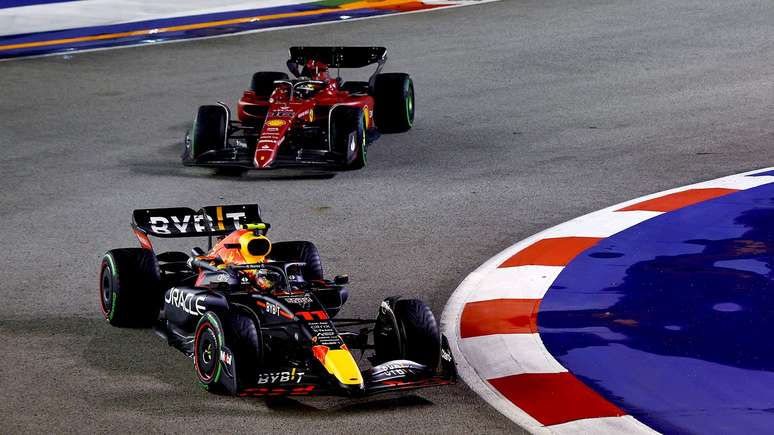 Perez lidera à frente de Leclerc