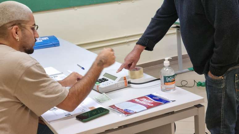 Movimentação de eleitores na Zona Eleitoral 227, Escola Estadual Vinícius de Moraes, na cidade de Cotia, grande São Paulo, na manhã deste domingo, 2 de outubro de 2022