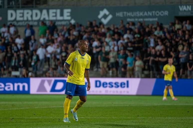 Éverton Luiz comemora início em seu novo clube no futebol belga (Foto: Divulgação/Beveren)