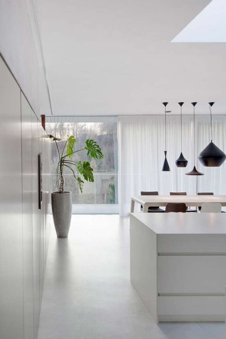 3. O piso cimento queimado branco conecta os ambientes do imóvel. Fonte – Decor Fácil