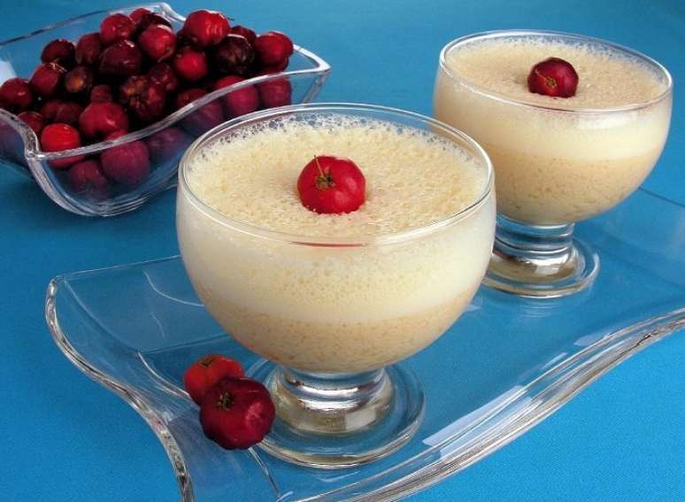 Uma das receitas com frutas baratas em outubro, o mousse de laranja com acerola &ndash; Foto: Guia da Cozinha