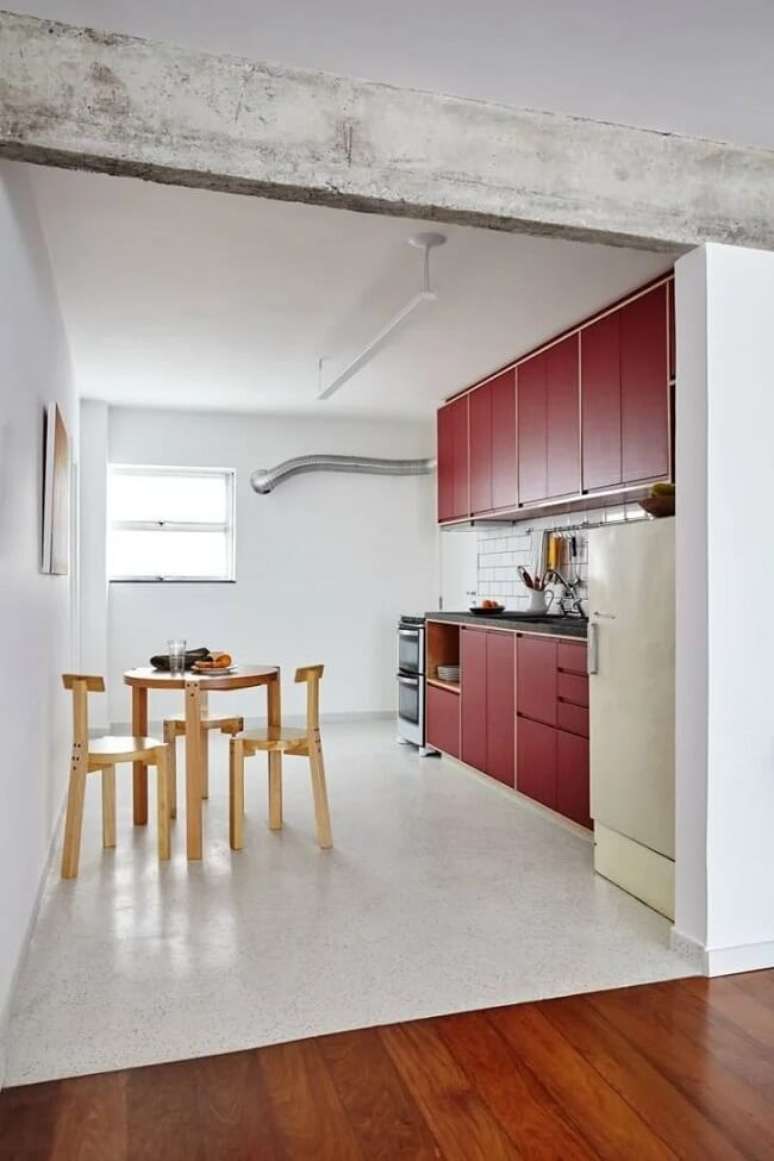 21. O piso cimento queimado branco é uma ótima opção para cozinhas. Fonte – INA Arquitetura