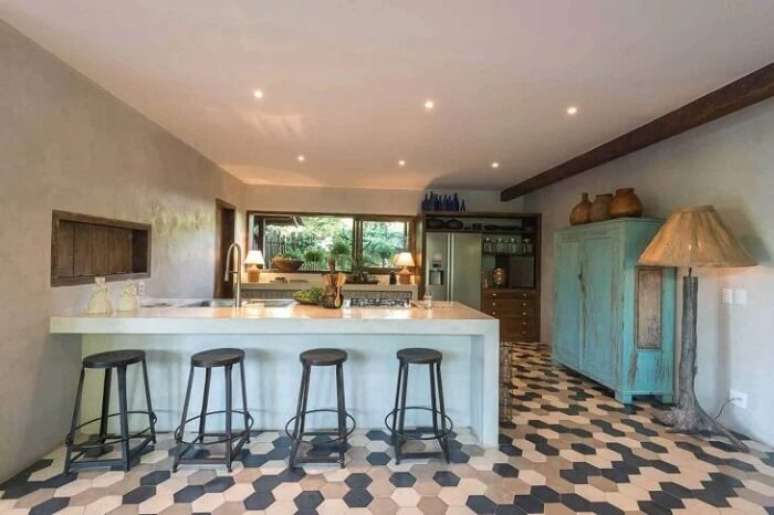 7. Banquetas pretas e bancada de cimento queimado branco. Fonte -Vida de Vila