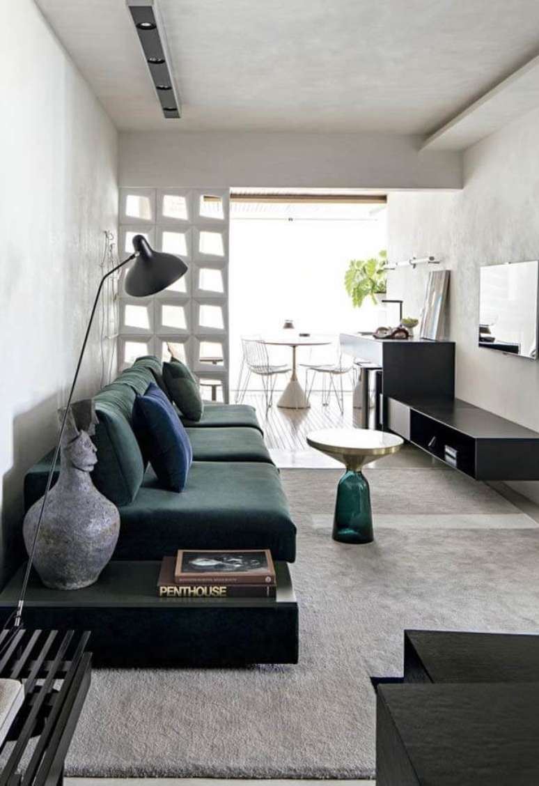 26. O cimento queimado branco marca presença nas paredes e teto da sala. Fonte – Decor Fácil