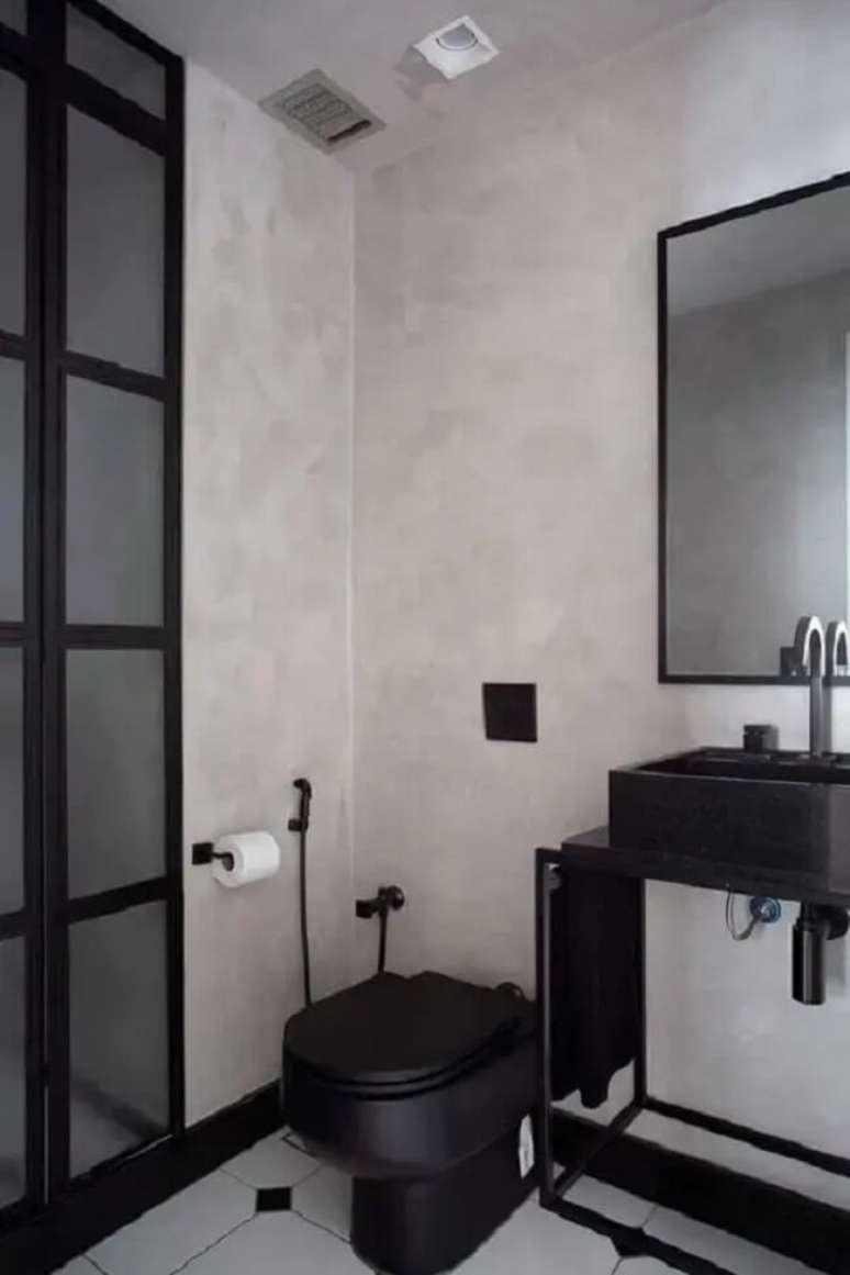 58. Cimento queimado branco e elementos em preto decoram o banheiro. Fonte – Casa de Valentina