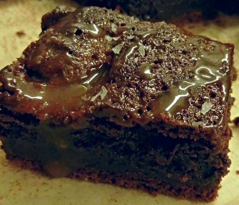 Brownie com caramelo salgado (Reprodução / Guia da Cozinha)