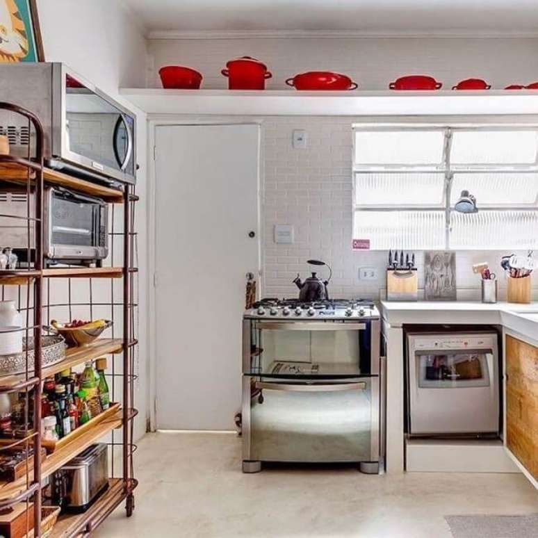 52. Cozinha com estante de madeira e piso cimento queimado branco. Fonte – Deco Adjiman