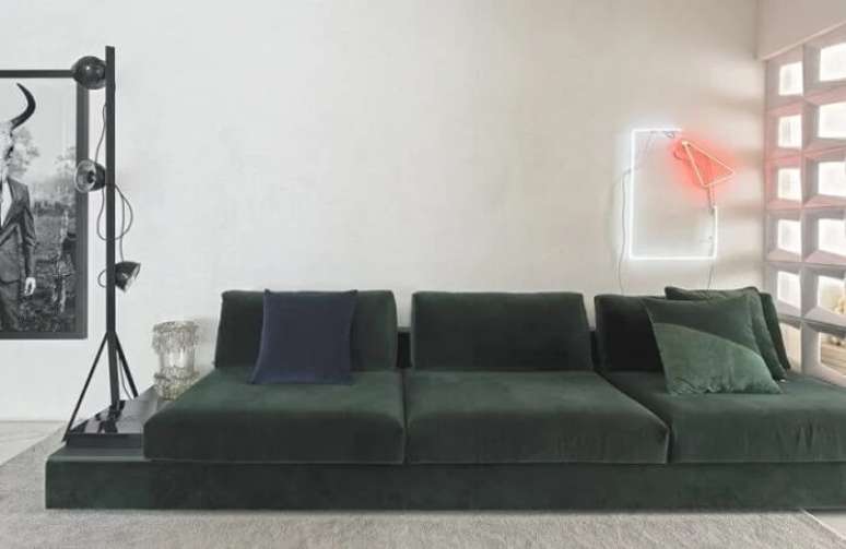35. Luminária LED e cimento queimado branco parede decoram o ambiente. Fonte – Diego Revollo