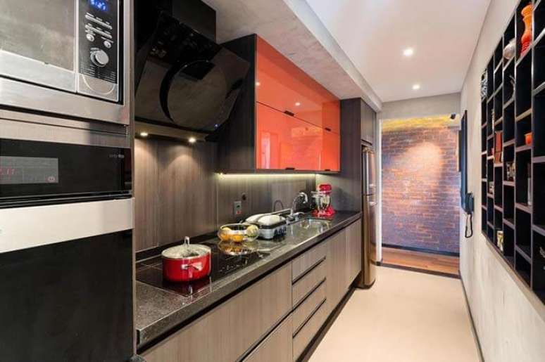 48. Cozinha linear com armários planejados e parede cimento queimado branco. Fonte – Decor Fácil