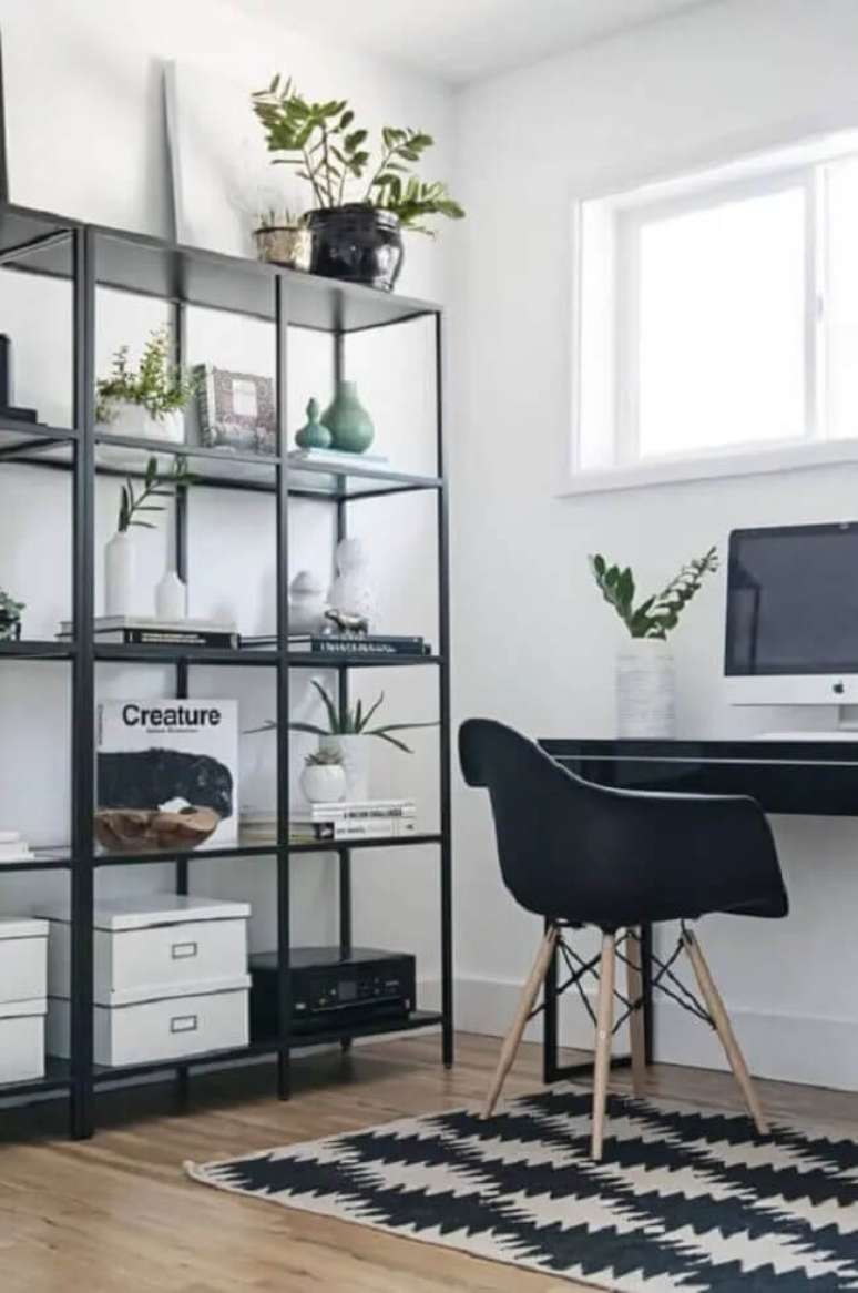 39. Home office decorado com estante industrial e cimento queimado branco. Fonte – Aninha Carvalho